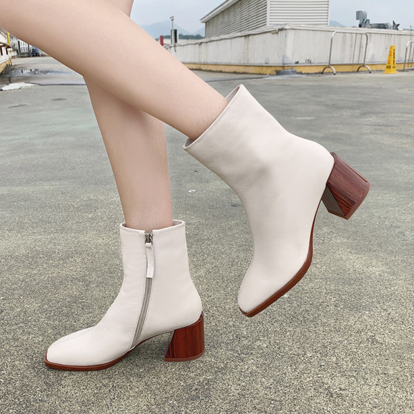 Női bőrcsizma vastag sarkú fekete-fehér színben