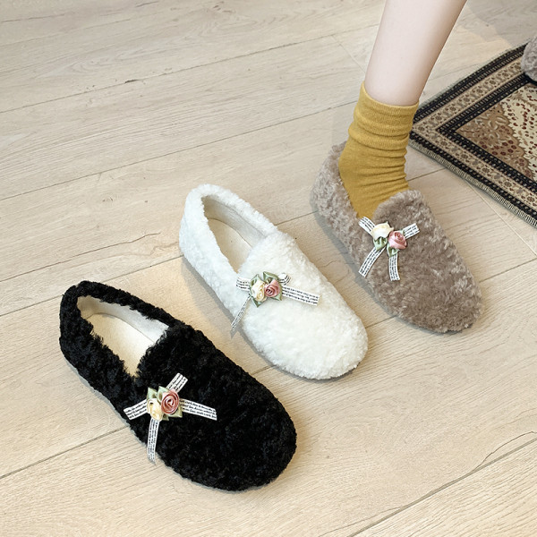 Otthoni pehelypapucs 3D elemmel, fehér, fekete és bézs színben