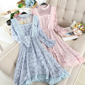 Hosszú női ruha csipkével és kerek nyakkivágással, három színben