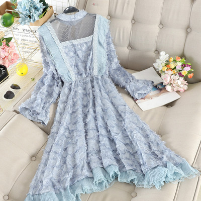 Hosszú női ruha csipkével és kerek nyakkivágással, három színben