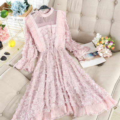 Hosszú női ruha csipkével és kerek nyakkivágással, három színben