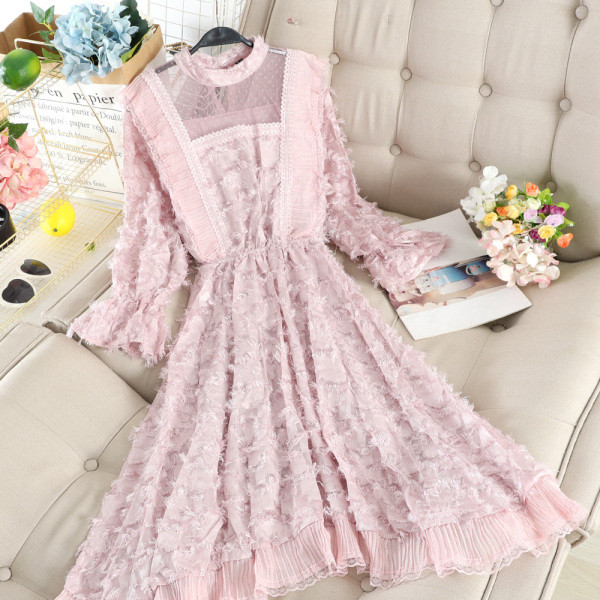 Hosszú női ruha csipkével és kerek nyakkivágással, három színben