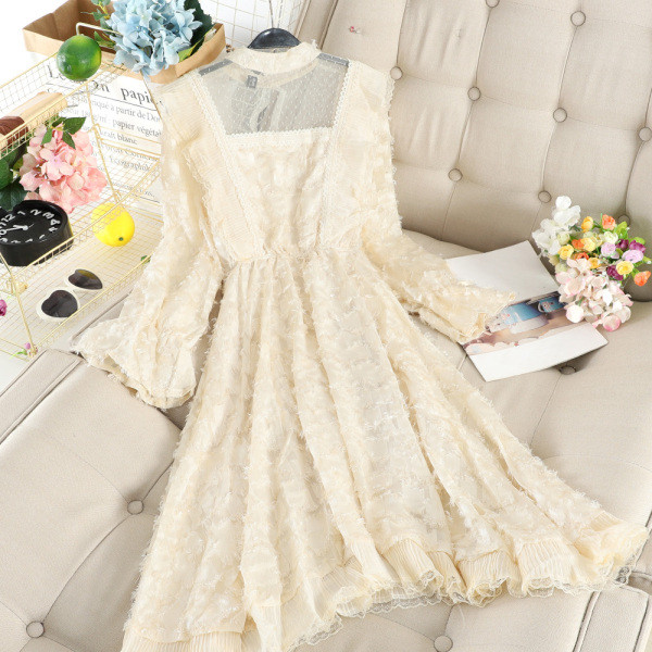 Hosszú női ruha csipkével és kerek nyakkivágással, három színben