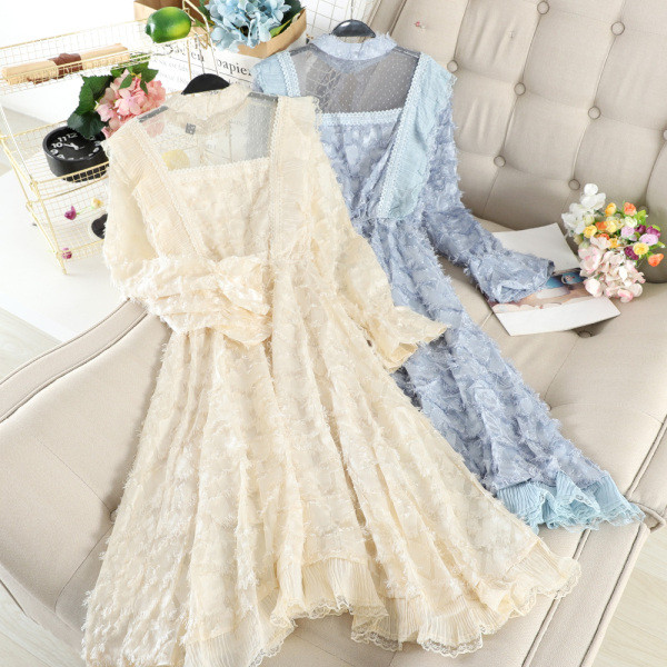 Hosszú női ruha csipkével és kerek nyakkivágással, három színben