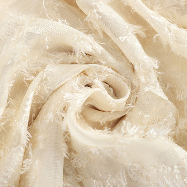 Hosszú női ruha csipkével és kerek nyakkivágással, három színben