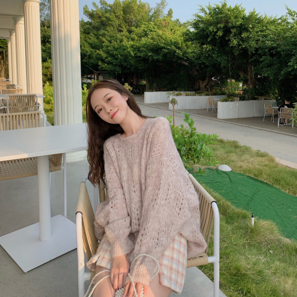 Női pulóver vékony kötésből bézs színben