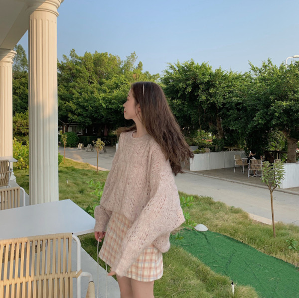 Női pulóver vékony kötésből bézs színben