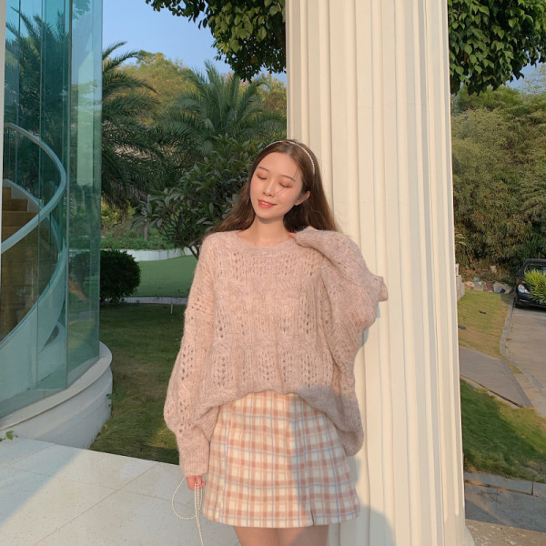 Női pulóver vékony kötésből bézs színben