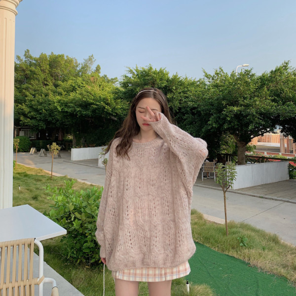 Női pulóver vékony kötésből bézs színben