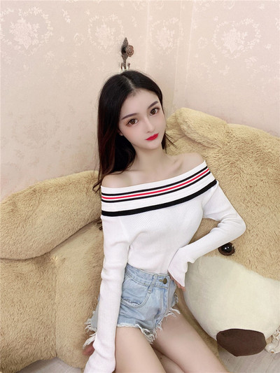 Fekete-fehér női blúz, csupasz váll