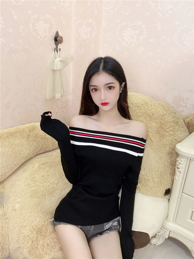 Fekete-fehér női blúz, csupasz váll