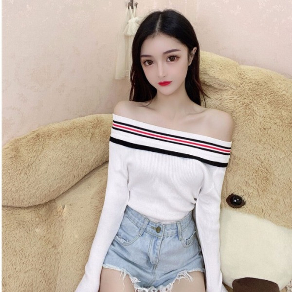 Fekete-fehér női blúz, csupasz váll