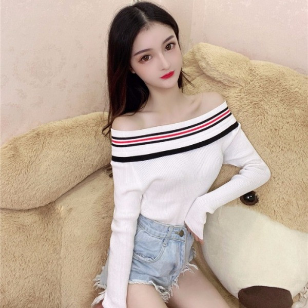 Fekete-fehér női blúz, csupasz váll