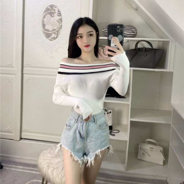 Fekete-fehér női blúz, csupasz váll