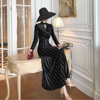 Елегантна дълга рокля от кадифе в черен цвят 