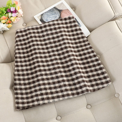 Női kockás szoknya fekete és barna színben - egyenes modell