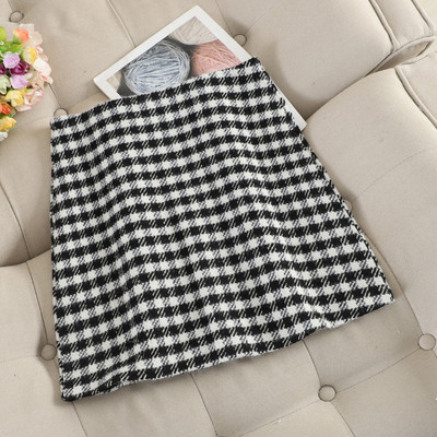 Női kockás szoknya fekete és barna színben - egyenes modell