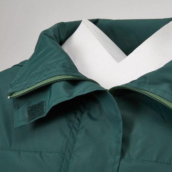 Modern női hosszú kabát magas gallérral és derékkötővel zöld színben