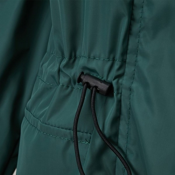 Modern női hosszú kabát magas gallérral és derékkötővel zöld színben