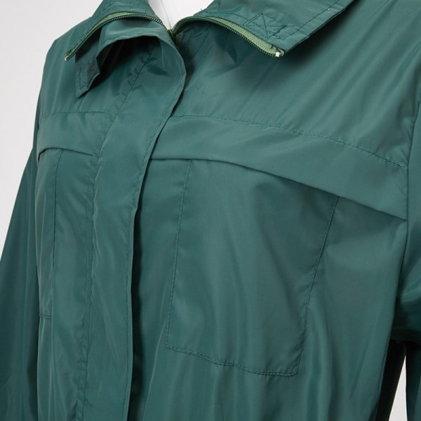 Modern női hosszú kabát magas gallérral és derékkötővel zöld színben