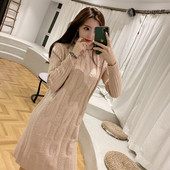 Rövid kötött ruha egyenes modell pólógallérral, két színben