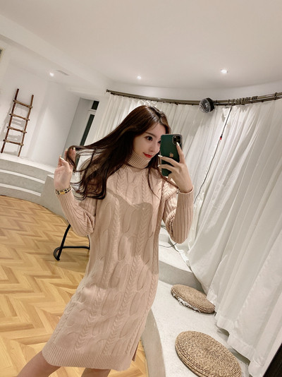 Rövid kötött ruha egyenes modell pólógallérral, két színben