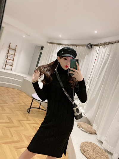 Rövid kötött ruha egyenes modell pólógallérral, két színben