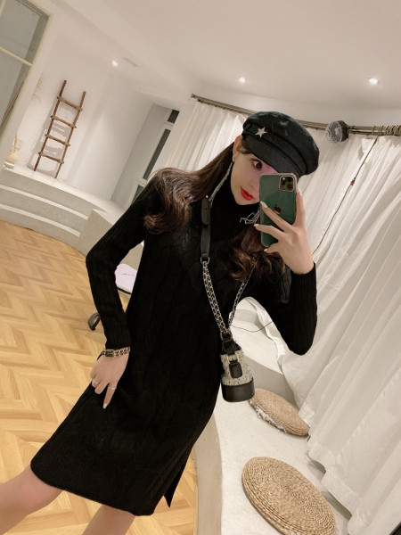 Rövid kötött ruha egyenes modell pólógallérral, két színben