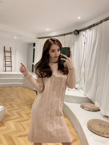 Rövid kötött ruha egyenes modell pólógallérral, két színben