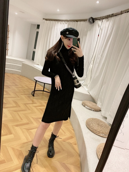 Rövid kötött ruha egyenes modell pólógallérral, két színben