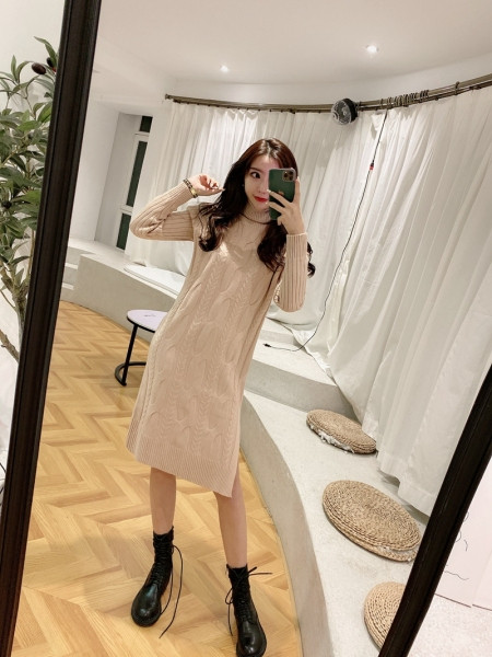 Rövid kötött ruha egyenes modell pólógallérral, két színben