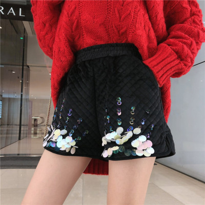 Modern, fekete színű rövidnadrág flitterekkel