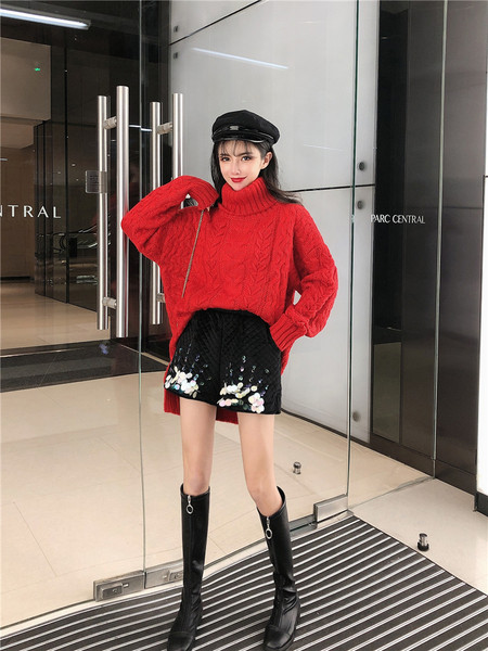 Modern, fekete színű rövidnadrág flitterekkel