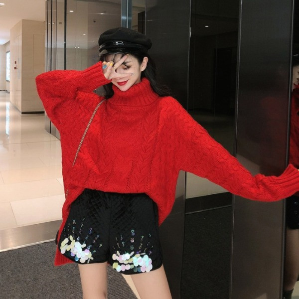 Modern, fekete színű rövidnadrág flitterekkel