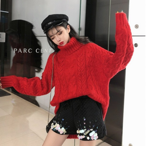 Modern, fekete színű rövidnadrág flitterekkel