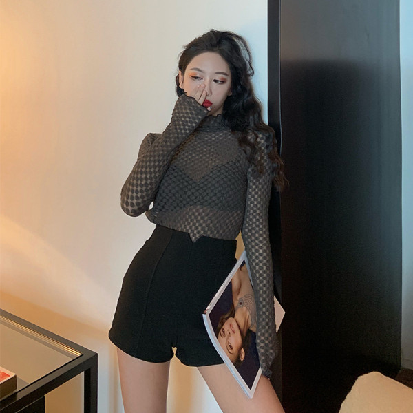 Testhezálló átlátszó blúz pólógallérral, több színben