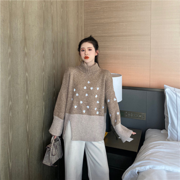 Hosszú és széles pulóver pólógallérral és hasítékkal