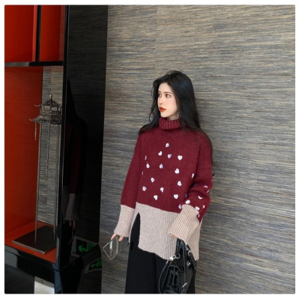 Hosszú és széles pulóver pólógallérral és hasítékkal