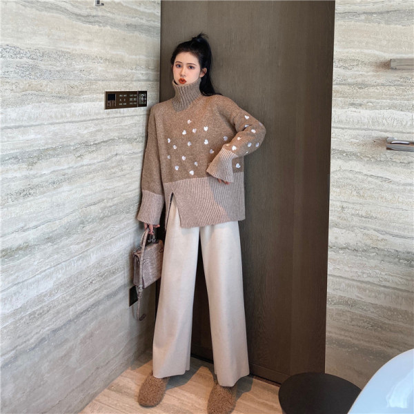 Hosszú és széles pulóver pólógallérral és hasítékkal