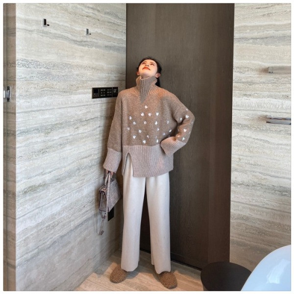 Hosszú és széles pulóver pólógallérral és hasítékkal