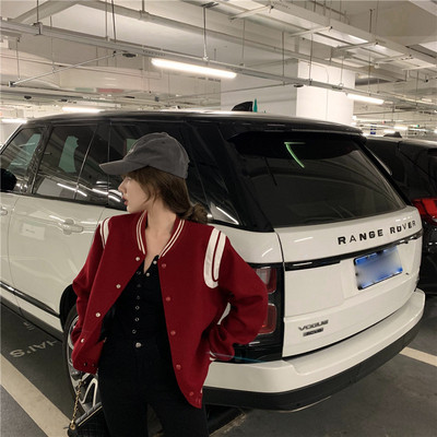 Rövid alkalmi kabát bordó gombokkal