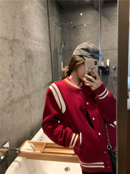 Rövid alkalmi kabát bordó gombokkal