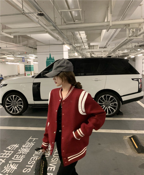 Rövid alkalmi kabát bordó gombokkal