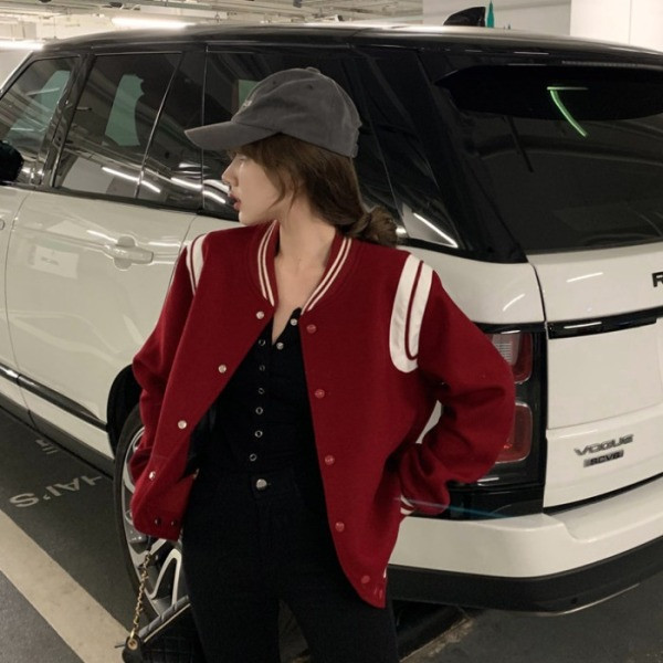 Rövid alkalmi kabát bordó gombokkal