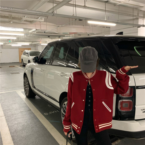 Rövid alkalmi kabát bordó gombokkal