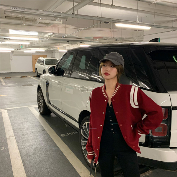 Rövid alkalmi kabát bordó gombokkal