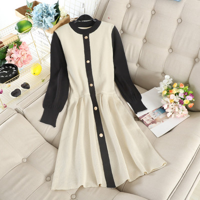 Modern női ruha fekete és bézs gombokkal