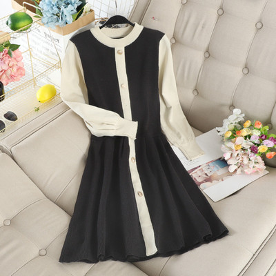 Modern női ruha fekete és bézs gombokkal