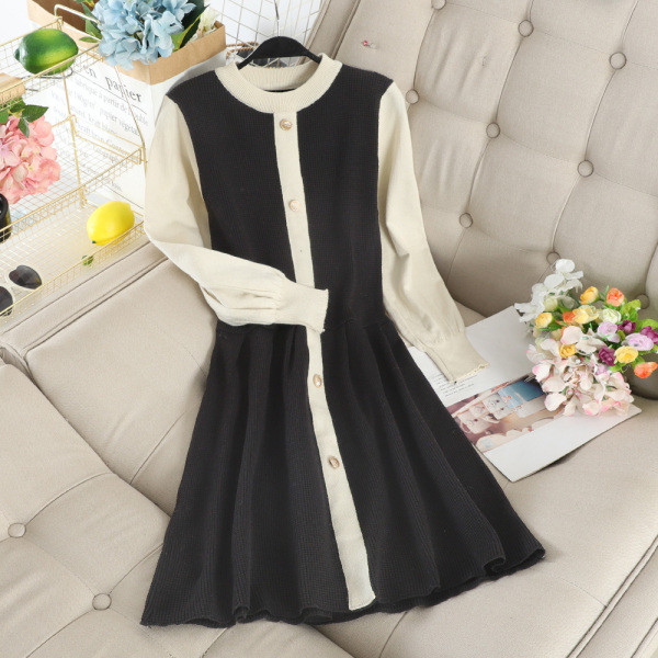 Modern női ruha fekete és bézs gombokkal