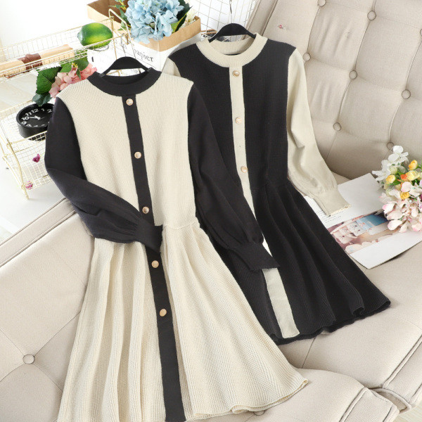 Modern női ruha fekete és bézs gombokkal